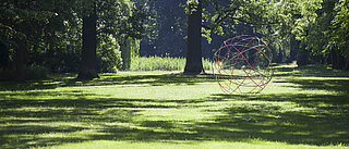 Schlosspark mit Skulptur