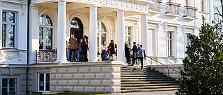 Menschen vor den Eingangportal des Schloss Gensgagen