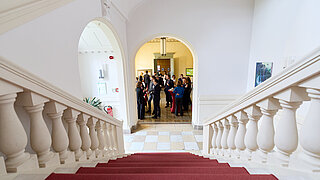 Photo illustrative : des experts en visite au Château de Genshagen