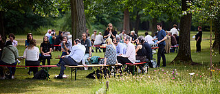 Teilnehmende der Akademie unter Bäumen