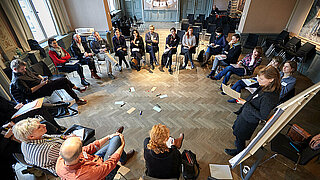 Gruppe von Expert*innen tauschen sich aus.