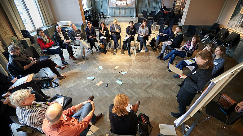 Gruppe von Expert*innen tauschen sich aus.
